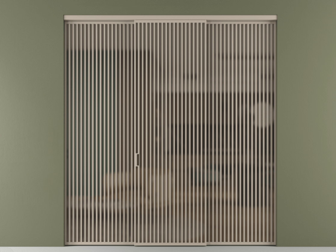 Перегородка Formato внутри проёма трёхстворчатая АЛПР 040.06 Алюминий бисквитный Сатинированное бронзовое стекло, триплекс, 6 мм Цена 553800 ₽ | Volhovec